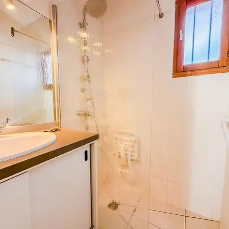 5 Pers-air Conditioning-pool-parking-beach Apartment *